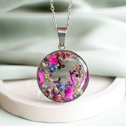 wisiory Wisiorek z kompozycją kwiatową