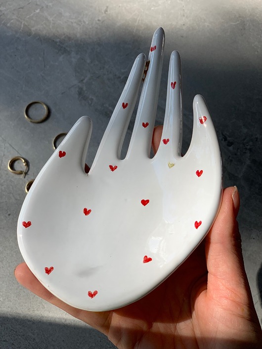 pojemniki na biżuterię Ceramiczna Dłoń Podstawka na Biżuterię w Serca ze Złoceniami