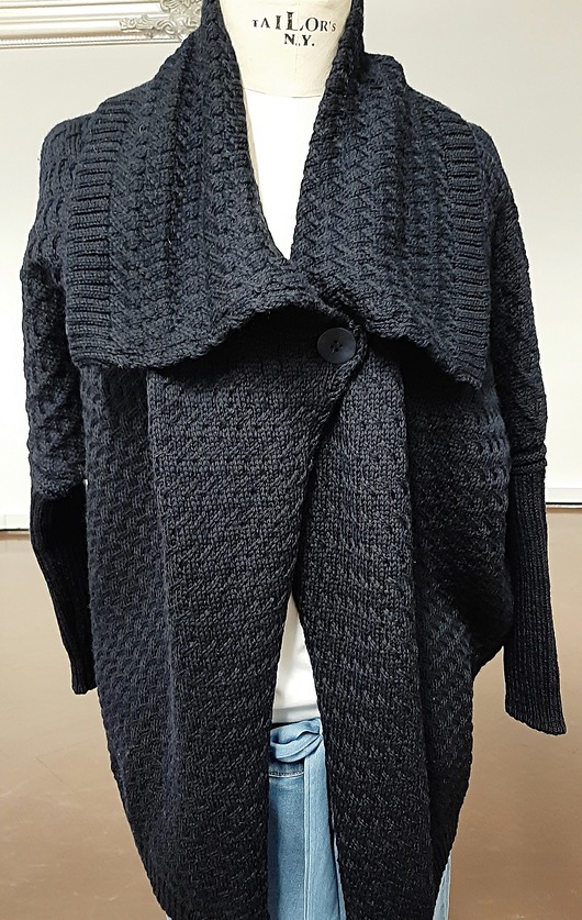 piękny irlandzki sweter w kolorze granatowym IrelandsEye