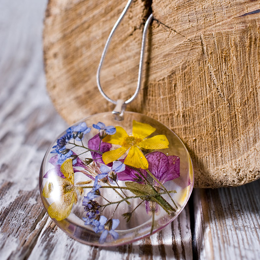 Naszyjnik z kwiatkami w żywicy So Jewelry