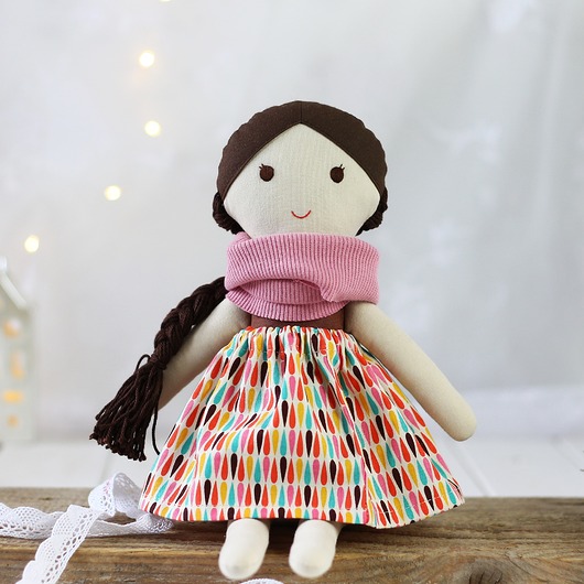 lalki Lala brązowa w spódniczce w łezki