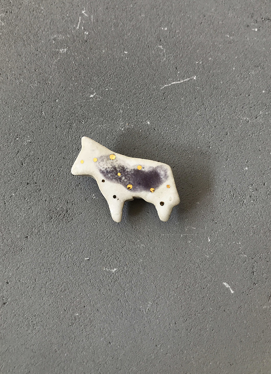 Ceramiczna broszka Kot biało-fiolet ELEMTHEBRAND