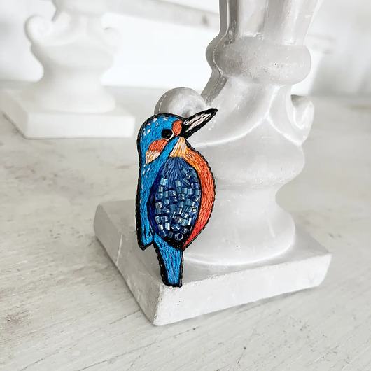 broszki Broszka PTAKI ZIMORODEK 2 ręcznie haftowana przypinka koraliki haft