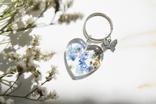 breloki Brelok - motyle w niezapominajkach