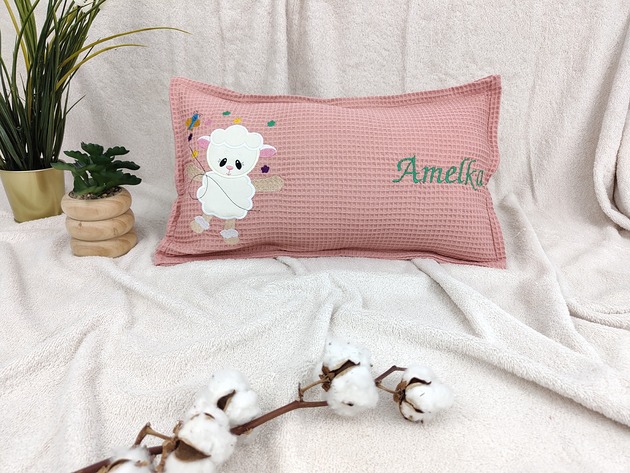 poduszki do pokoju dziecka Personalizowany prezent dla dziecka - imienna poduszka z owieczką