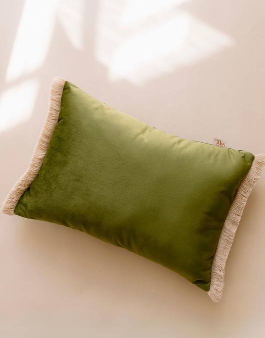 Prostokatna, zielona poduszka dekoracyjna z frdzlami