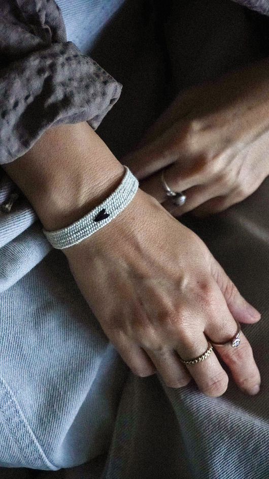 bransoletki srebrne Lniana bransoletka tkana z haftowanym serduszkiem