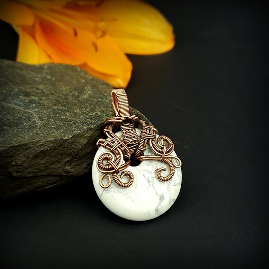 wisiory Wisiorek z howlitem  wire wrapping