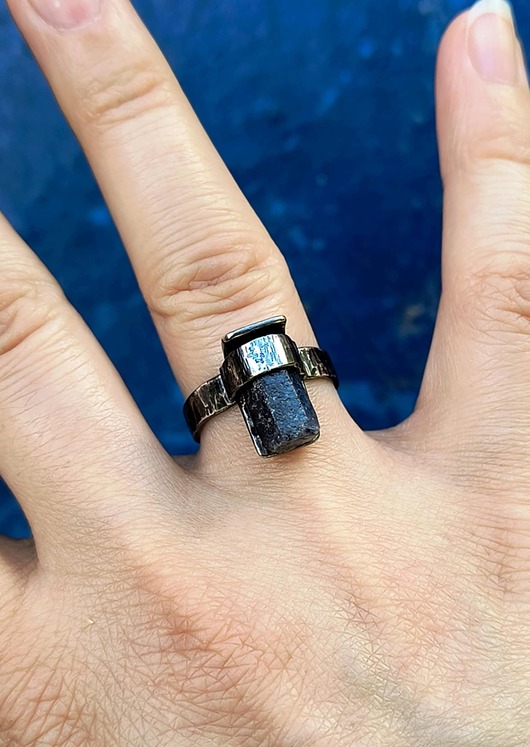 pierścionki srebrne Blue Eye pierścionek srebro oraz surowy szafir