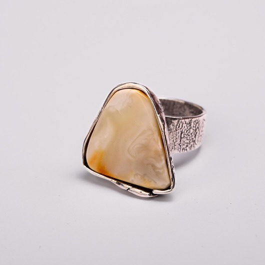 pierścionki srebrne Pierścionek srebrny z naturalnym mlecznym bursztynem