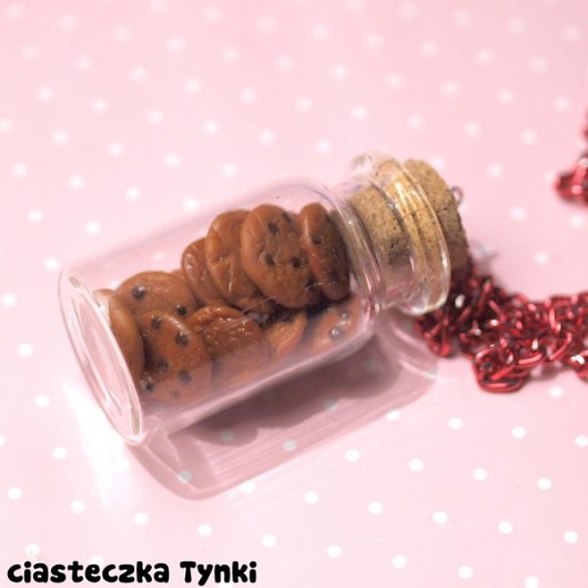 ciasteczka w butelce z różowym łańcuszkiem ciasteczkatynki