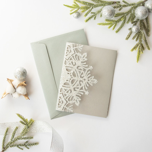 Zimowe zaproszenie ślubne "Glitter snow" srebrne Papiernik