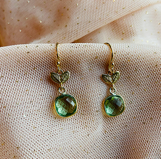 kolczyki z kamieniami Kolczyki z perydotem i złotymi listkami