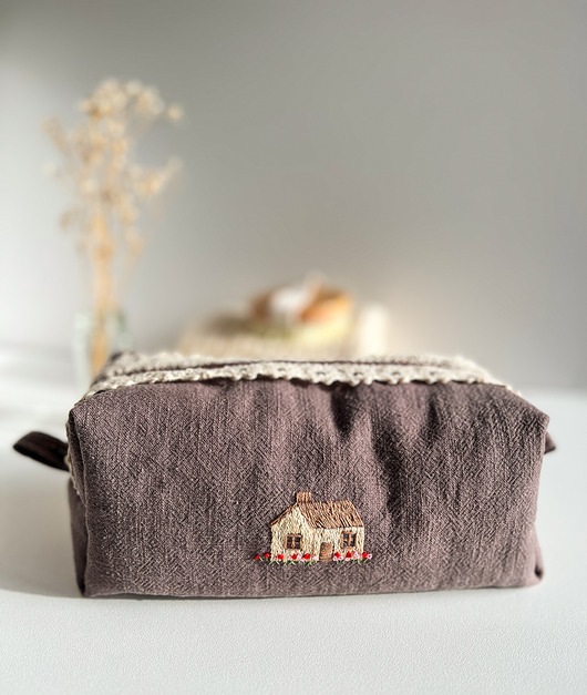 kosmetyczki Kosmetyczka z ręcznym haftem domku