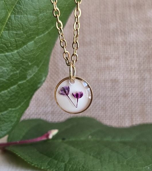 wisiory Mały wisiorek z różowymi kwiatami suszone kwiaty