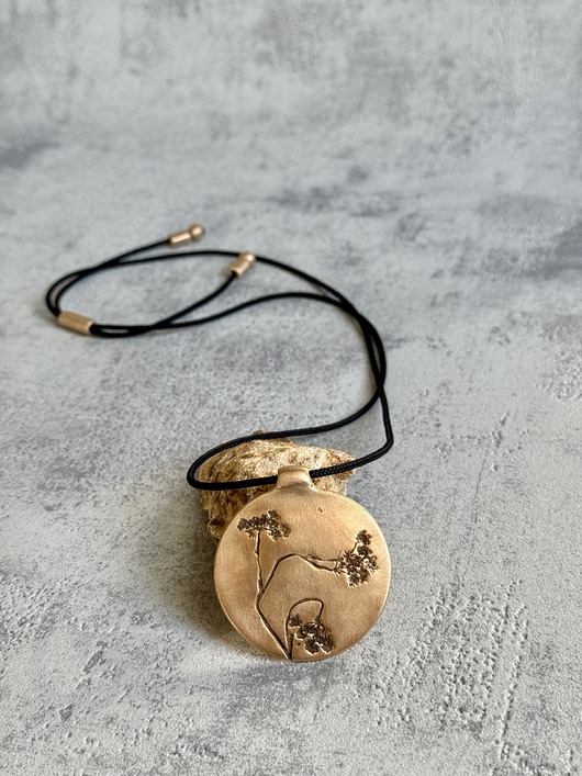 wisiory Wisior z utrwalonym odciskiem dzikiej marchwi