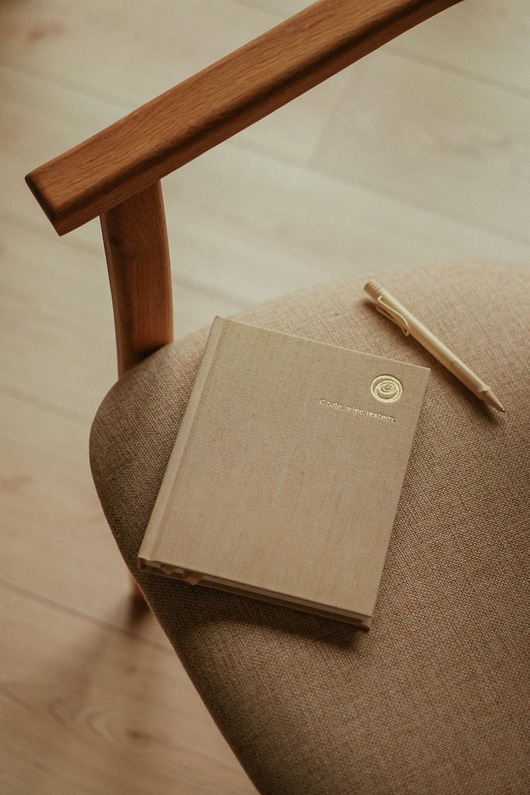 notatniki i albumy Notes w kropki, bullet journal "Czuję, więc jestem" Miodowy Beż