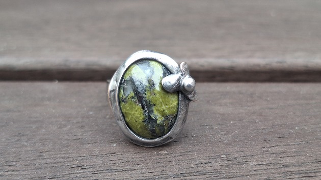 pierścionki - różne Kwiatek na trawniku - pierścionek regulowany