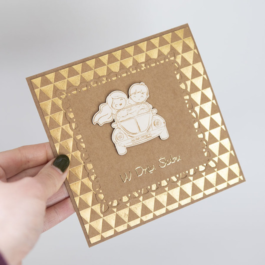 zaproszenia i kartki na ślub Kartka ślubna z parą młodą w samochodzie