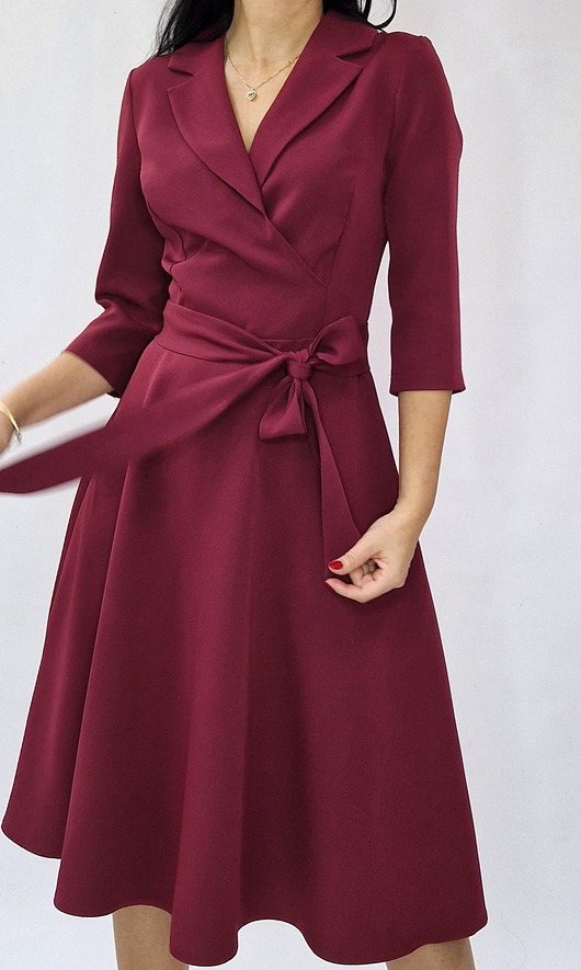 sukienki midi damskie BORDOWA ROZKLOSZOWANA MIDI SUKIENKA Z KOŁNIERZEM 34-54