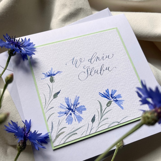 kartki scrapbooking Kartka ślubna ręcznie malowana i kaligrafowana z chabrami