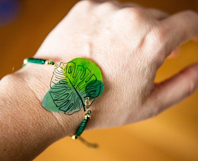 bransoletki - inne Delikatna bransoletka na sznurku z monsterą