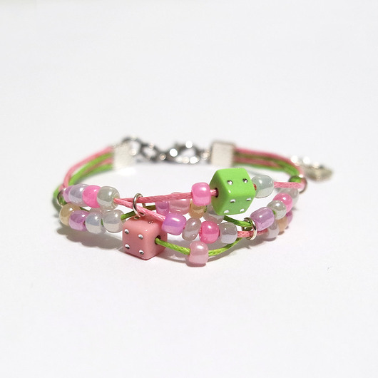 bransoletki na sznurku Bransoletka - Kostki do gry - róż, zielony, pastelowa