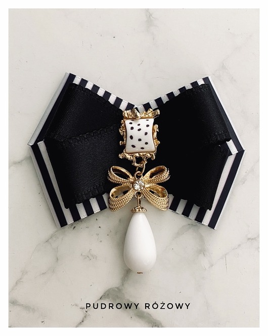 broszki Brosza  z ozdobą w stylu glamour z białymi kamieniami NEW