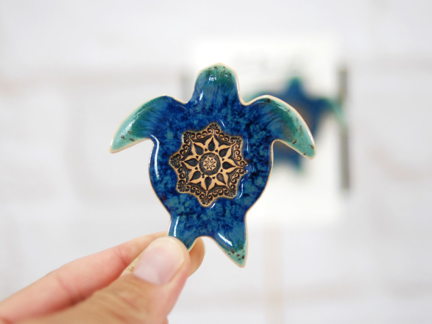 Ceramiczny magnes na lodówkę - żółw morski 10FingersArt