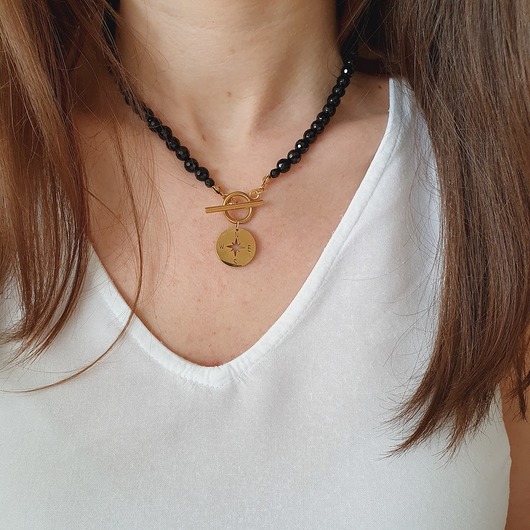 czarny naszyjnik z różą wiatrów LEI handmade 
