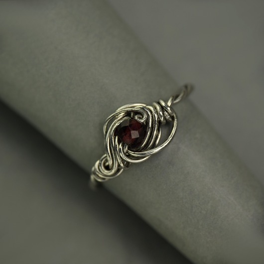 pierścionki - różne Pierścionek regulowany granat wire wrapping