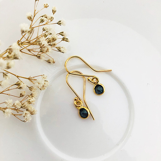 Mini kolczyki pozłacane z onyksem ,  kolczyki z kamieniem Anemon Atelier