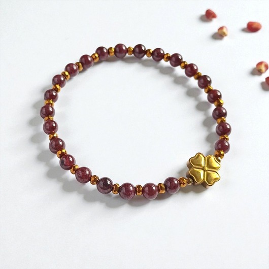 bransoletki z kamieni naturalnych Na szczęście : granat, hematyt : czterolistna koniczynka