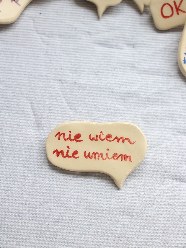 broszki Broszka ceramiczna z napisem NIE WIEM NIE UMIEM