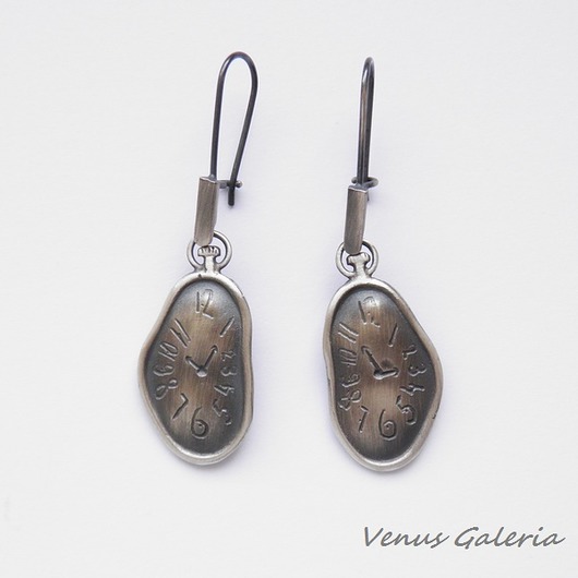 Lejące zegary - kolczyki srebrne VENUS GALERIA