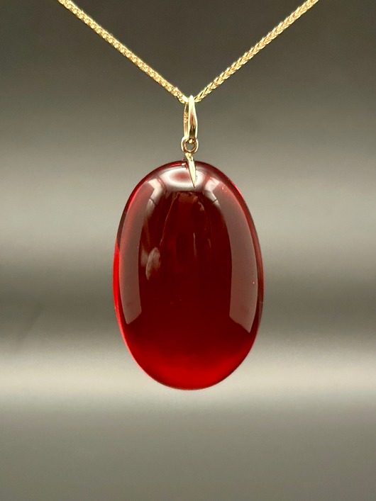 wisiory Wisiorek z czerwonego barwionego bursztynu