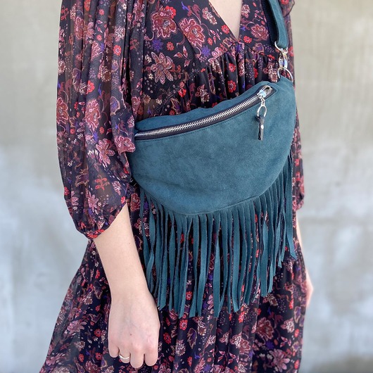 Zamszowa nerka frędzle zieleń sacky bag