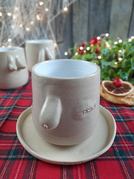 kubki Kubek z biustem po mastektomii z talerzykiem. Rękodzieło Body positive