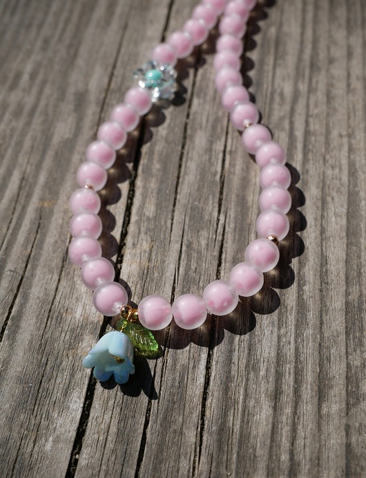 chokery Różowy naszyjnik choker z koralików z kwiatem