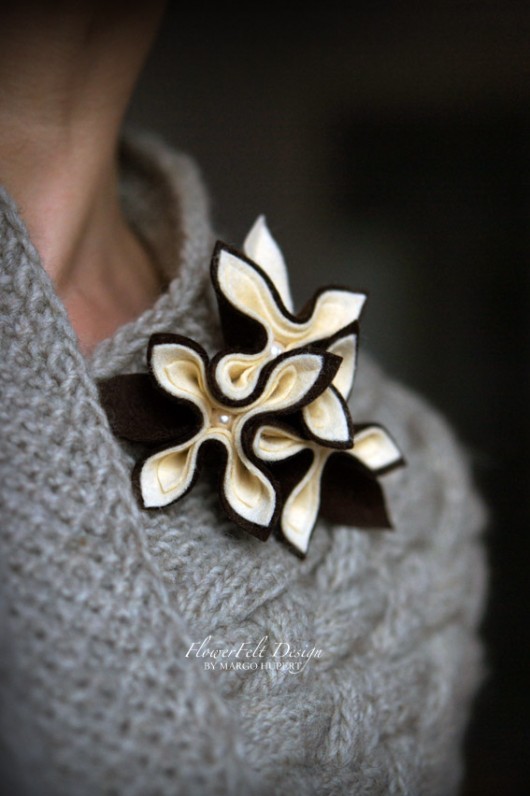 beżowo brązowa broszka kwiatowa FlowerFelt Design