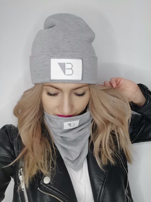 Szara bawełniana czapka wywijana z logo/unisex Lucas Brondel