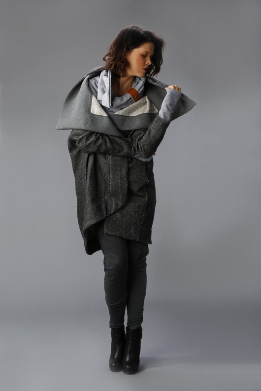 płaszcze damskie NUBEE - ASYMMETRY STACK - Płaszcz Warczocz