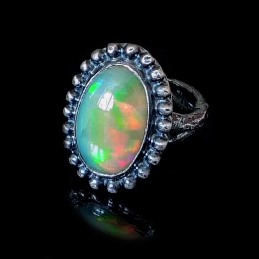 pierścionki srebrne Pierścionek tęczowy opal na srebrnej gałązce