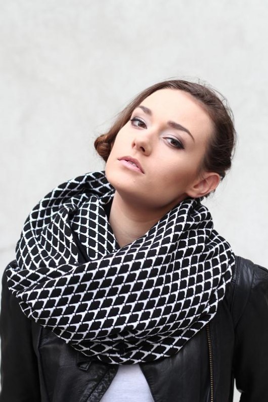 szale damskie Mega otulający czarno-biały szal