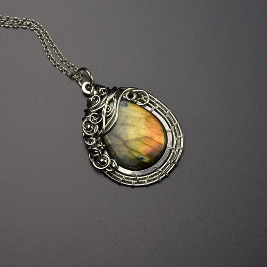 Wisior złoty labradoryt wire wrapping Agata Rozanska