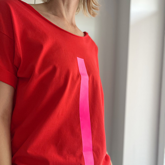 t-shirt damskie Kreska różowa na czerwonym Oversize