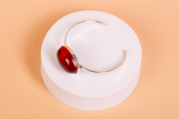 bransoletki srebrne Srebrna bransoletka z barwionym bursztynem