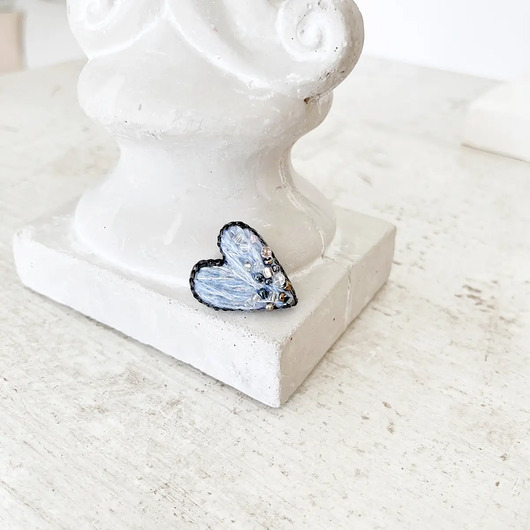 broszki Broszka mini SERCE 6 ręcznie haftowana przypinka miłość