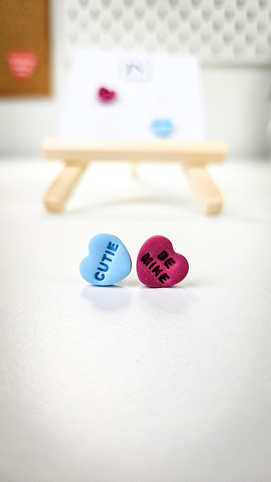 kolczyki z masy plastycznej Kolczyki serduszka z napisami zestaw 2 par