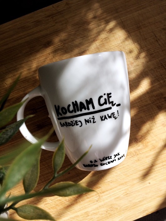 kubki Kubek KOCHAM CIĘ BARDZIEJ NIŻ KAWĘ...